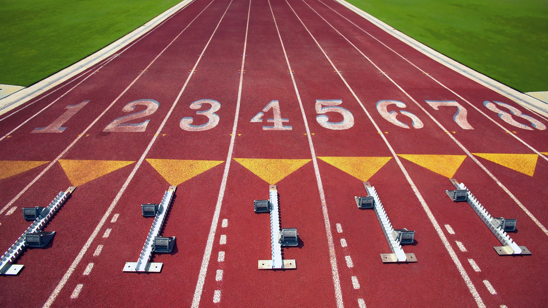 独冠之志，当阿斯顿·马丁的绿色闪电刺破红牛二队的铜墙铁壁，汉密尔顿以一人之肩托起整个银箭王朝